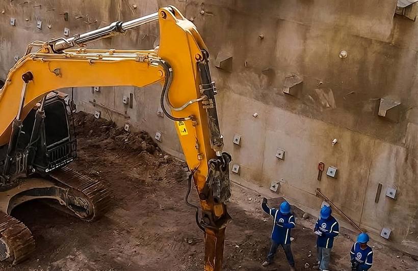 Muro anclado en excavación profunda